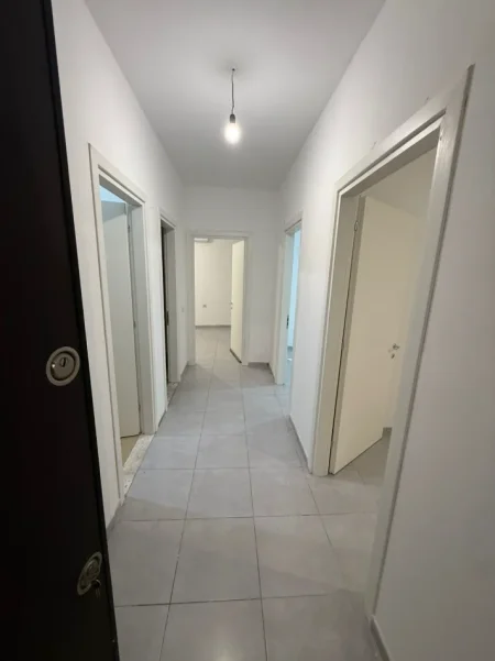 JEPET APARTAMENT 2+1 ME QIRA PRANË RRUGËS SË BARRIKADAVE