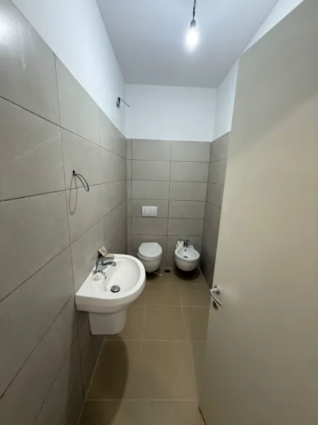 JEPET APARTAMENT 2+1 ME QIRA PRANË RRUGËS SË BARRIKADAVE