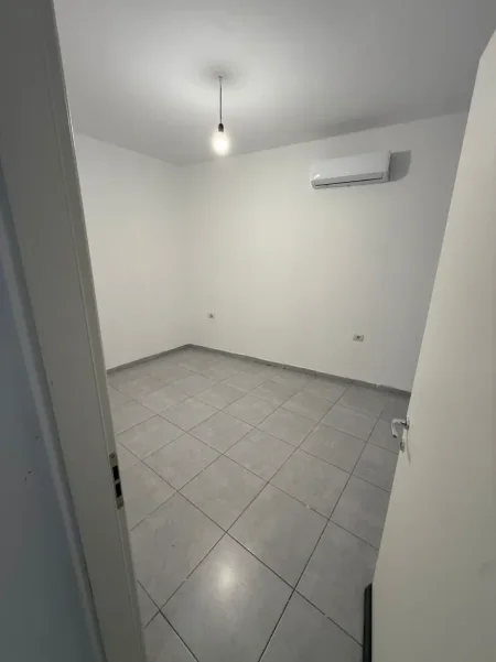 JEPET APARTAMENT 2+1 ME QIRA PRANË RRUGËS SË BARRIKADAVE