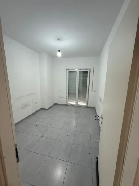 JEPET APARTAMENT 2+1 ME QIRA PRANË RRUGËS SË BARRIKADAVE