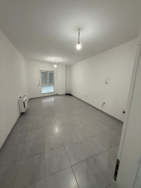 JEPET APARTAMENT 2+1 ME QIRA PRANË RRUGËS SË BARRIKADAVE