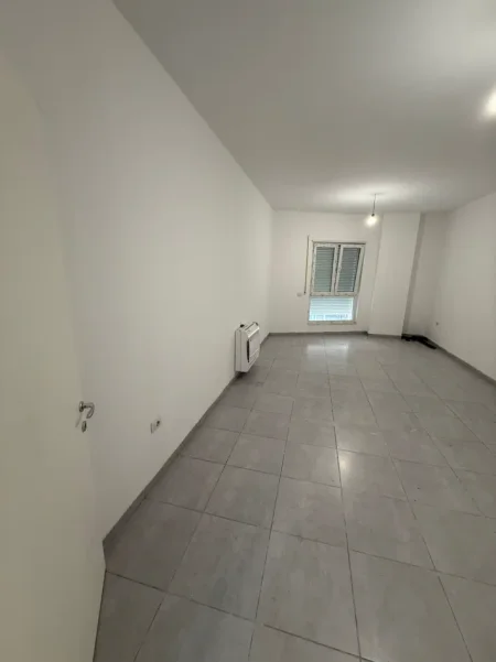 JEPET APARTAMENT 2+1 ME QIRA PRANË RRUGËS SË BARRIKADAVE