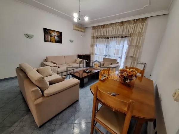 Tirane, jepet me qera apartament 2+1+Aneks+Ballkon Kati 1, 480 € (Bulevardi i ri)