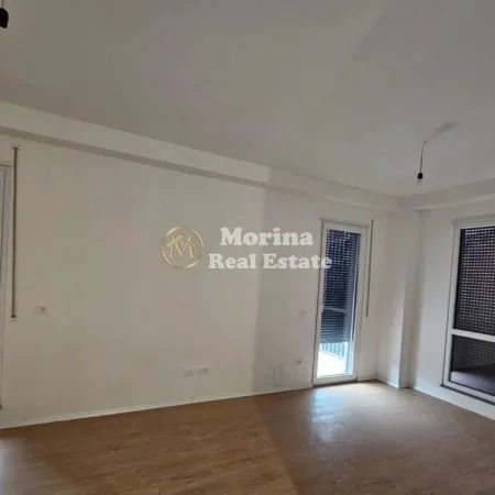 Tirane, jepet me qera ambjent biznesi Kati 2, 92 m² 700 € (Don Bosko)