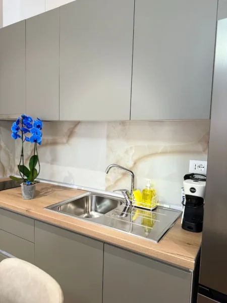 Tirane, jepet me qera apartament 1+1+Ballkon Kati 3, 60 m² 650 € (Rruga e Kavajës, Pallati Tibo)