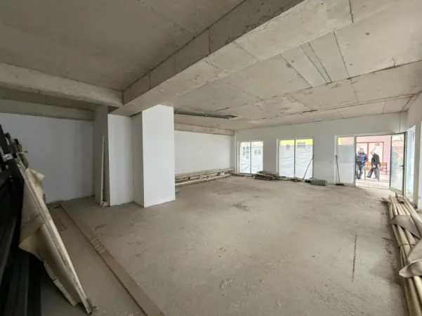 Tirane, jepet me qera ambjent biznesi Kati 0, 110 m² 1.200 € (Mangalem 21)