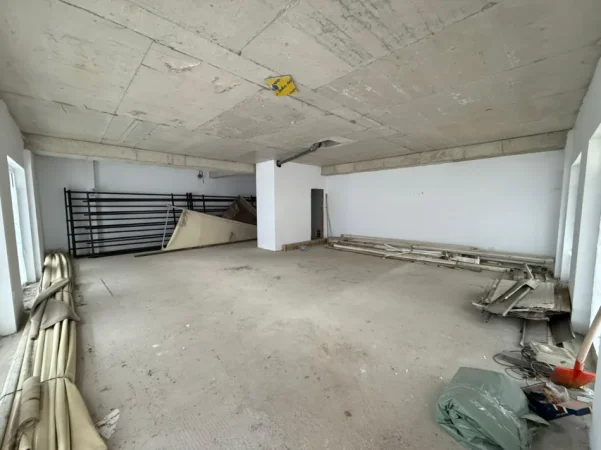 Tirane, jepet me qera ambjent biznesi Kati 0, 110 m² 1.200 € (Mangalem 21)