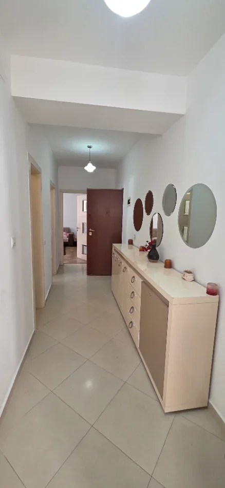 Tirane, jepet me qera apartament 3+1+Aneks+Ballkon , 600 € (Kompleksi Al-Mak)