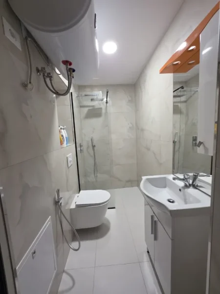 Tirane, jepet me qera apartament 4+1 Kati 3, 120 m² 1.500 € (Mine Peza)