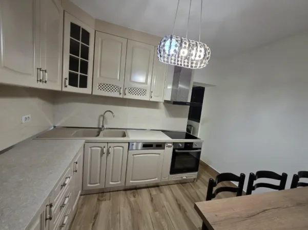 Tirane, jepet me qera apartament 4+1 Kati 3, 120 m² 1.500 € (Mine Peza)