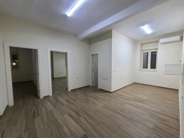 Tirane, jepet me qera apartament 2+1+Ballkon Kati 2, 75 m² 1.000 € 
