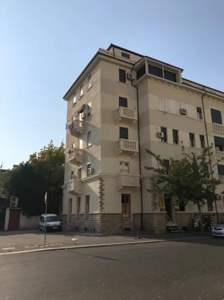 Tirane, jepet me qera apartament 2+1+Ballkon Kati 2, 75 m² 1.000 € 