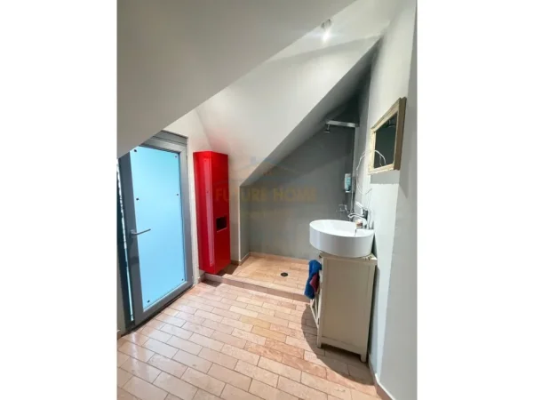 Tirane, shitet apartament 2+1+2 Kati 5, 311 m² 650.000 € (KOMUNA E PARISIT)