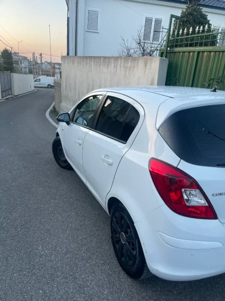 Tirane, shitet makine Opel Corsa Nafte, e bardhë manuale Kondicioner 3.800 €