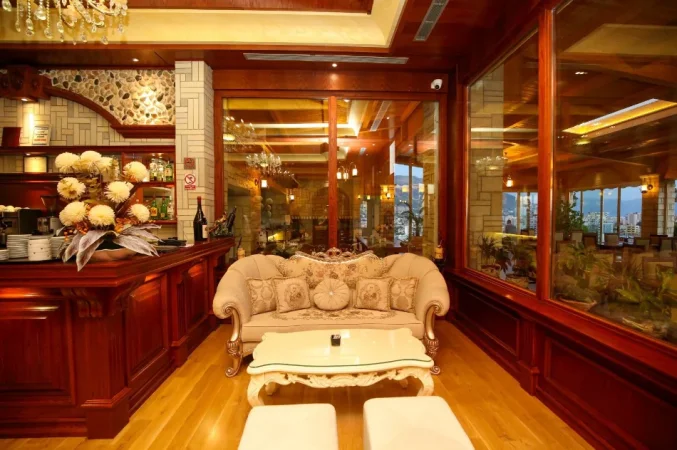 Vlore, jepet me qera hotel Kati 5, 2.400 m² 6.000.000 € (Rruga Toto Hosi – Kuzum Baba, Vlorë)