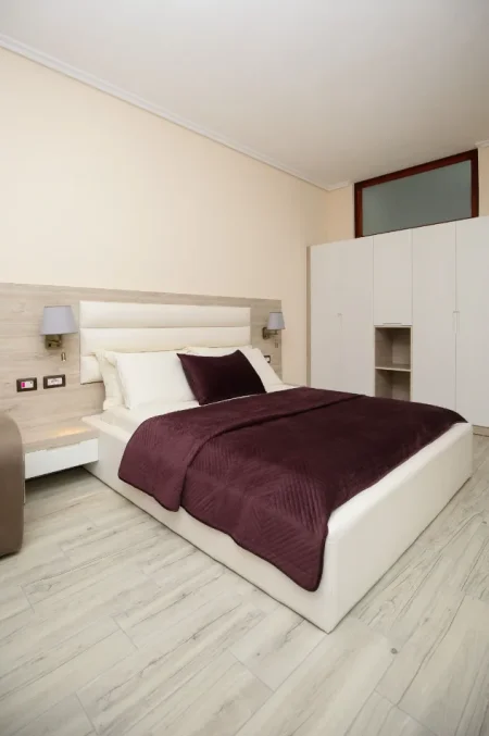 Vlore, jepet me qera hotel Kati 5, 2.400 m² 6.000.000 € (Rruga Toto Hosi – Kuzum Baba, Vlorë)