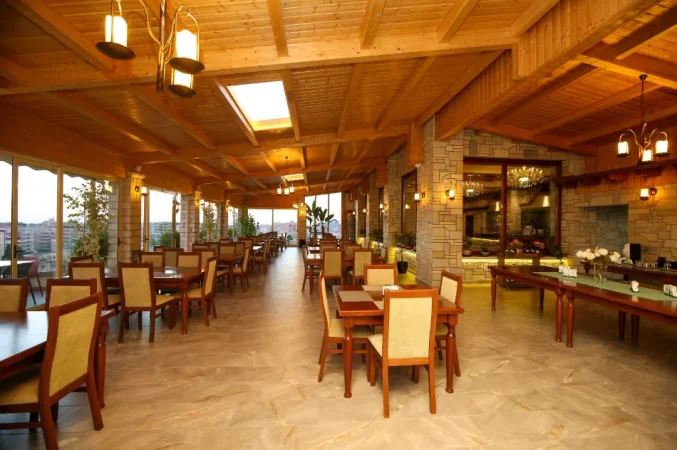 Vlore, jepet me qera hotel Kati 5, 2.400 m² 6.000.000 € (Rruga Toto Hosi – Kuzum Baba, Vlorë)