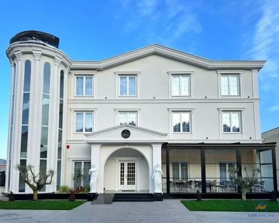 SHITET HOTEL 800M2 "RINAS, PRANE AEROPORTIT" 150000000 LEKE