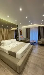SHITET HOTEL 800M2 "RINAS, PRANE AEROPORTIT" 150000000 LEKE