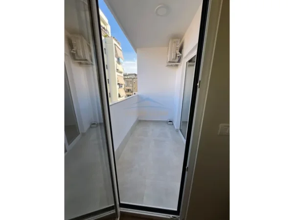 Tirane, shitet apartament 1+1 Kati 3, 57 m² 163.000 € (Mine Peza)