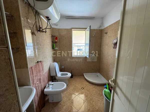 Tirane, shitet apartament 1+1 , 85 m² 131.000 € (prane KMY)