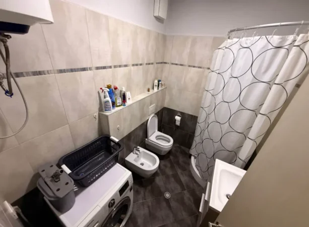 Tirane, jepet me qera apartament 1+1+Ballkon Kati 3, 65 m² 570 € (Don Bosko)