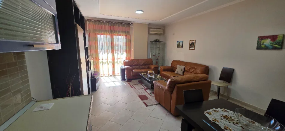Tirane, jepet me qera 2+1+Aneks+Ballkon Kati 5, 110 m² 700 € (Komuna e parisit Lulishtja)
