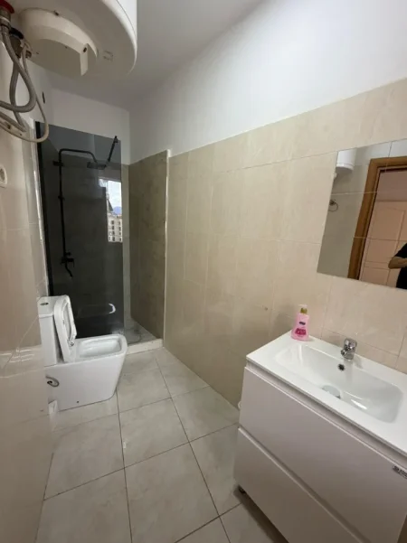 Tirane, jepet me qera apartament 2+1+Ballkon Kati 6, 100 m² 600 € (Kompleksi Fratari , astir)
