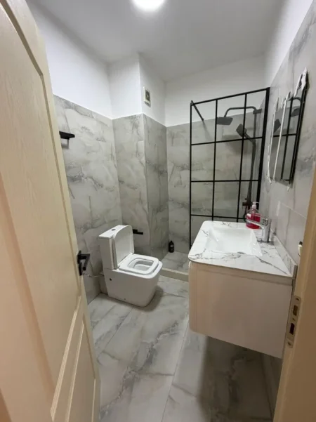 Tirane, jepet me qera apartament 2+1+Ballkon Kati 6, 100 m² 600 € (Kompleksi Fratari , astir)
