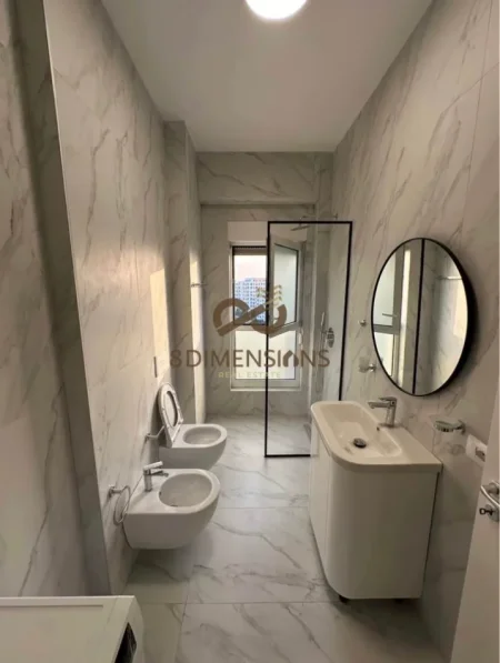 Tirane, jepet me qera apartament 1+1+Ballkon Kati 7, 55 m² 500 € (ali demi)