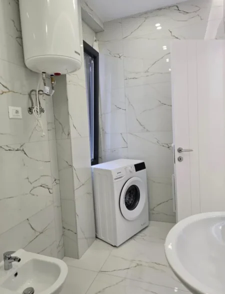 Tirane, jepet me qera apartament 1+1+Ballkon Kati 5, 77 m² 800 € (Kopshti Botanik)