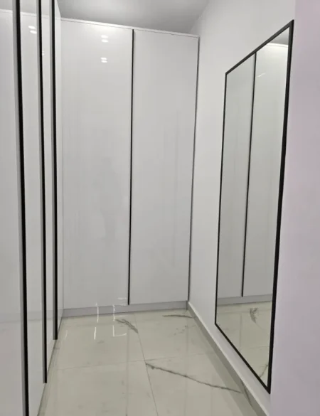 Tirane, jepet me qera apartament 1+1+Ballkon Kati 5, 77 m² 800 € (Kopshti Botanik)