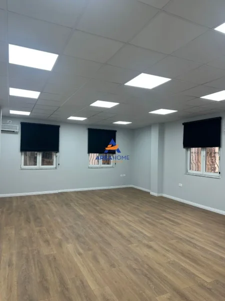 Tirane, jepet me qera zyre Kati 1, 687 m² 950 € (qender)