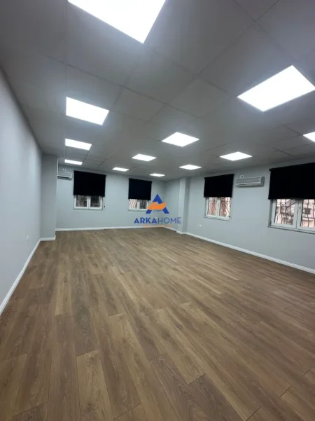 Tirane, jepet me qera zyre Kati 1, 687 m² 950 € (qender)