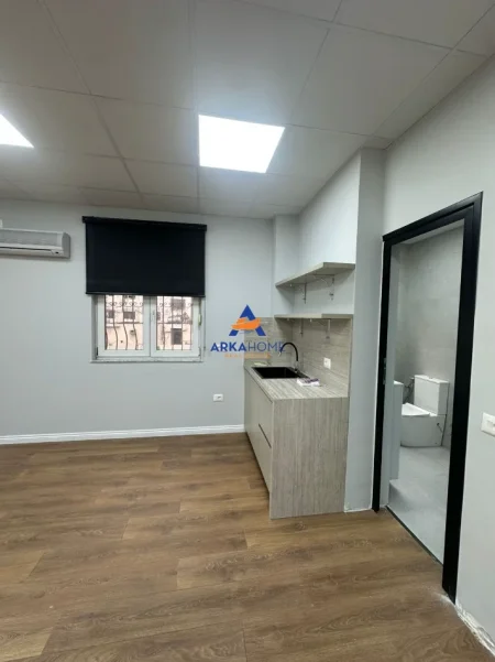 Tirane, jepet me qera zyre Kati 1, 687 m² 950 € (qender)