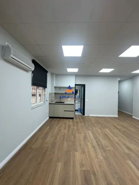 Tirane, jepet me qera zyre Kati 1, 687 m² 950 € (qender)
