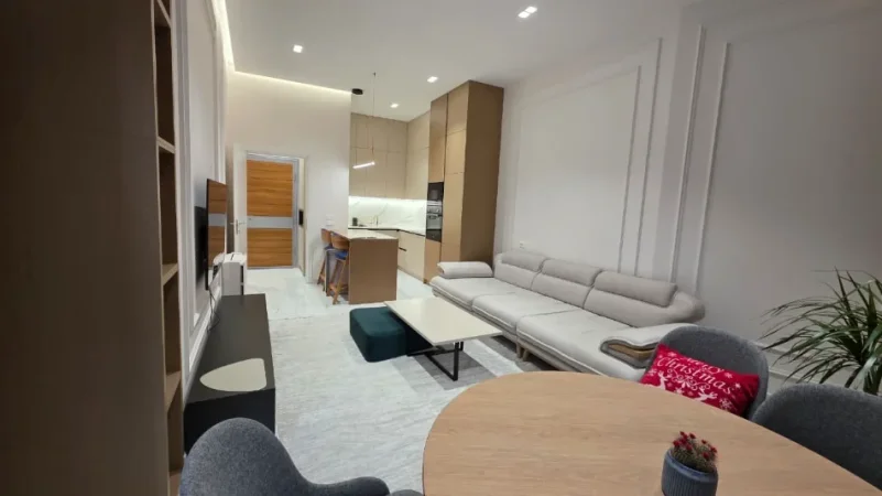 Tirane, jepet me qera apartament 1+1 Kati 2, 80 m² 1.100 € (qender)