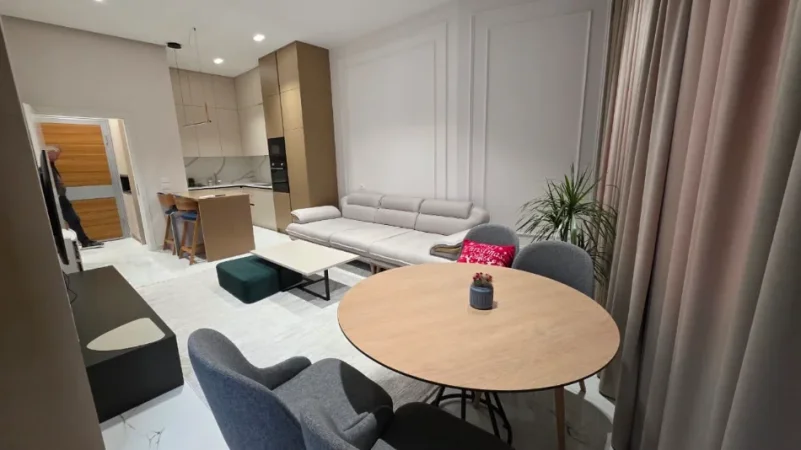 Tirane, jepet me qera apartament 1+1 Kati 2, 80 m² 1.100 € (qender)