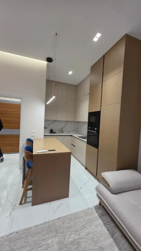 Tirane, jepet me qera apartament 1+1 Kati 2, 80 m² 1.100 € (qender)