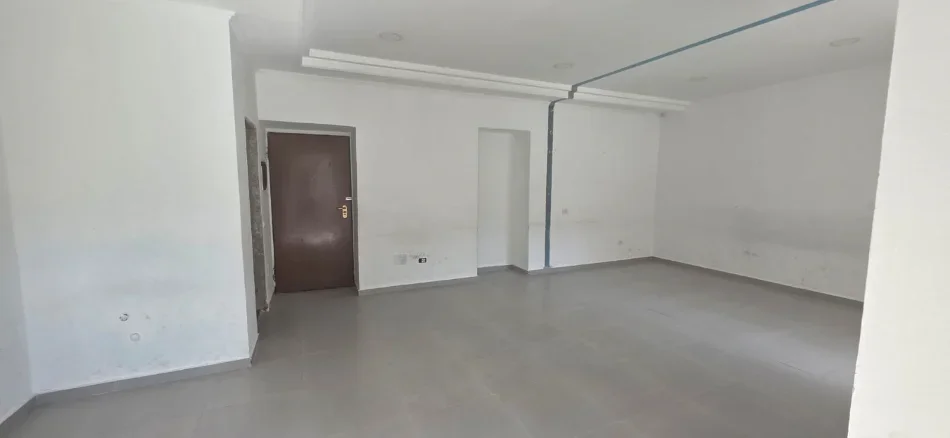 Tirane, jepet me qera ambjent biznesi Kati 0, 230 m² 3.000 € (Stadiumi Dinamo)
