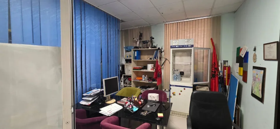 Tirane, jepet me qera ambjent biznesi Kati 0, 160 m² 1.000 € (Kombinat)