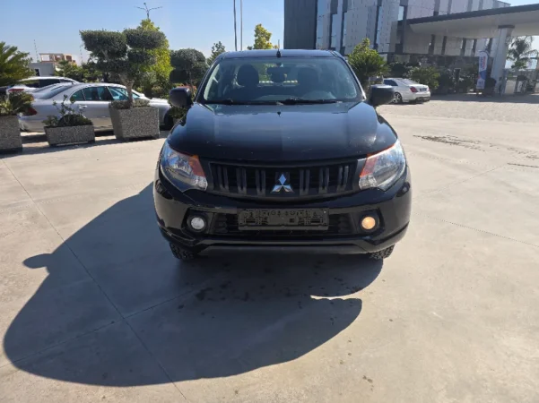 Fier, shitet SUV Mitsubishi L 200 2,4 TDCI Nafte, e zeze manuale Klima 146.000 km 1 €