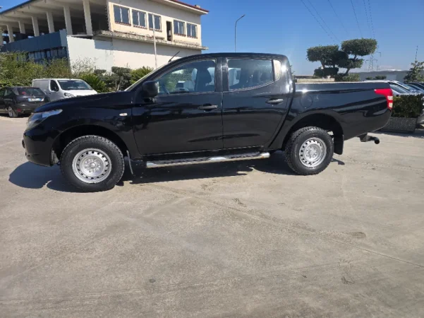 Fier, shitet SUV Mitsubishi L 200 2,4 TDCI Nafte, e zeze manuale Klima 146.000 km 1 €