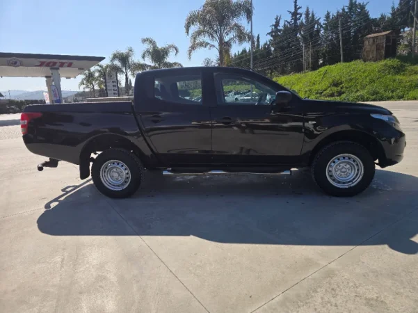 Fier, shitet SUV Mitsubishi L 200 2,4 TDCI Nafte, e zeze manuale Klima 146.000 km 1 €