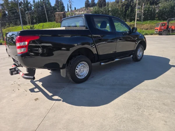 Fier, shitet SUV Mitsubishi L 200 2,4 TDCI Nafte, e zeze manuale Klima 146.000 km 1 €