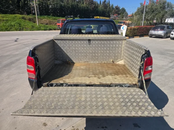 Fier, shitet SUV Mitsubishi L 200 2,4 TDCI Nafte, e zeze manuale Klima 146.000 km 1 €