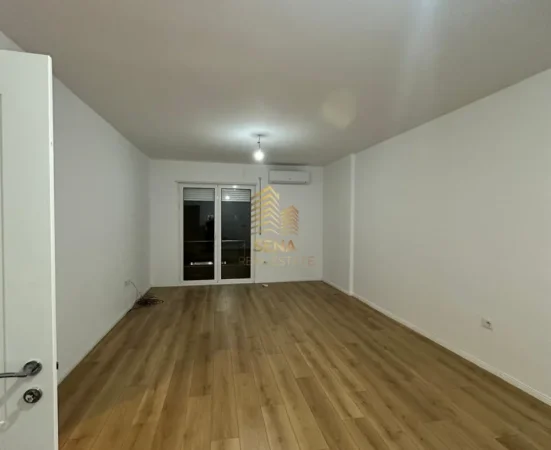 Tirane, jepet me qera ambjent biznesi Kati 1, 66 m² 400 € (Astir, Simacom)