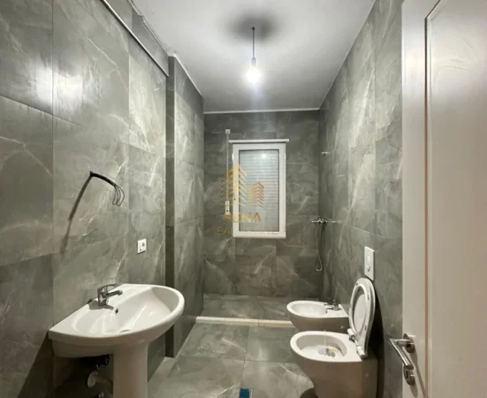Tirane, jepet me qera ambjent biznesi Kati 1, 66 m² 400 € (Astir, Simacom)