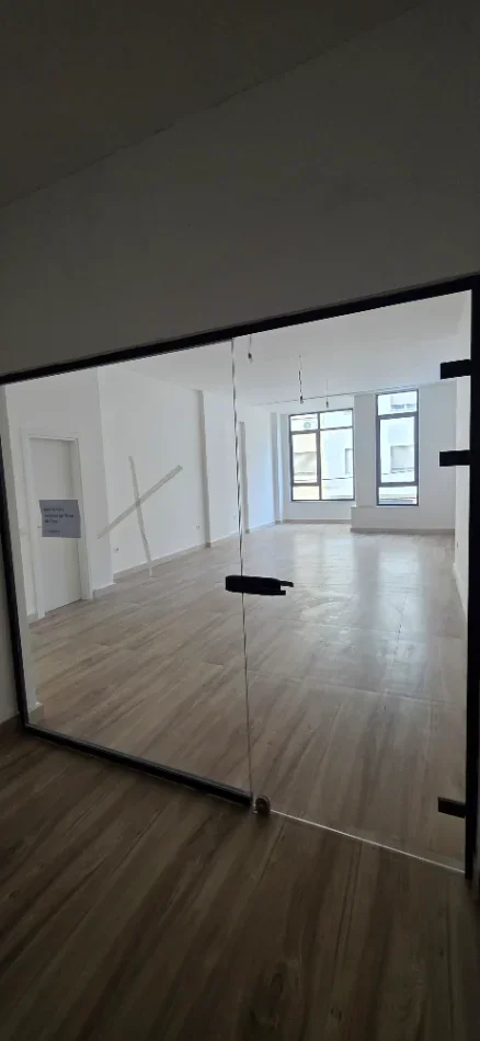 Tirane, jepet me qera zyre Kati 1, 150 m² 22 € (Mine Peza)