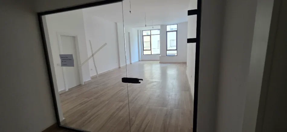Tirane, jepet me qera zyre Kati 1, 150 m² 22 € (Mine Peza)